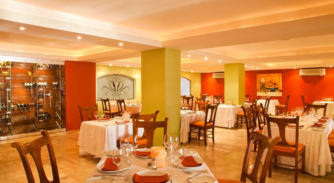 Plaza Pelicanos Grand Beach Resorts