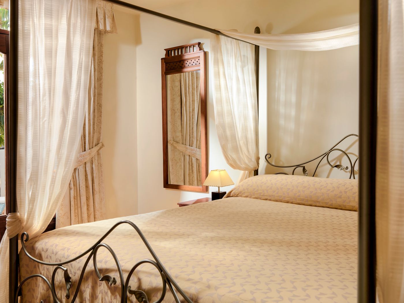 Regency-Country-Club-Room-28