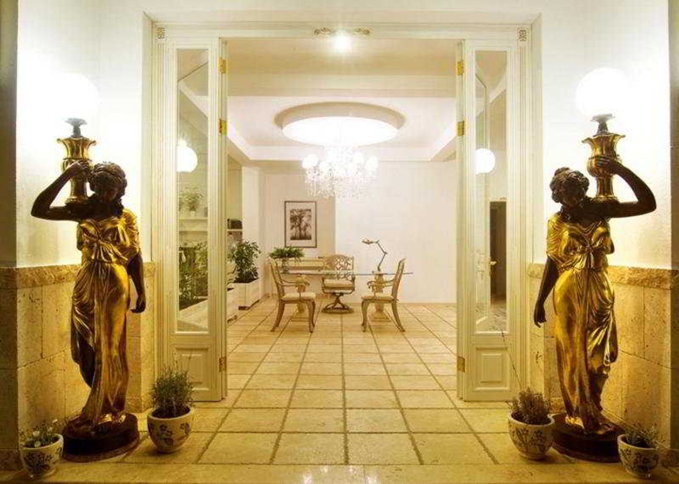 La-Vista-Boutique-Hotel---Spa-Lobby-16