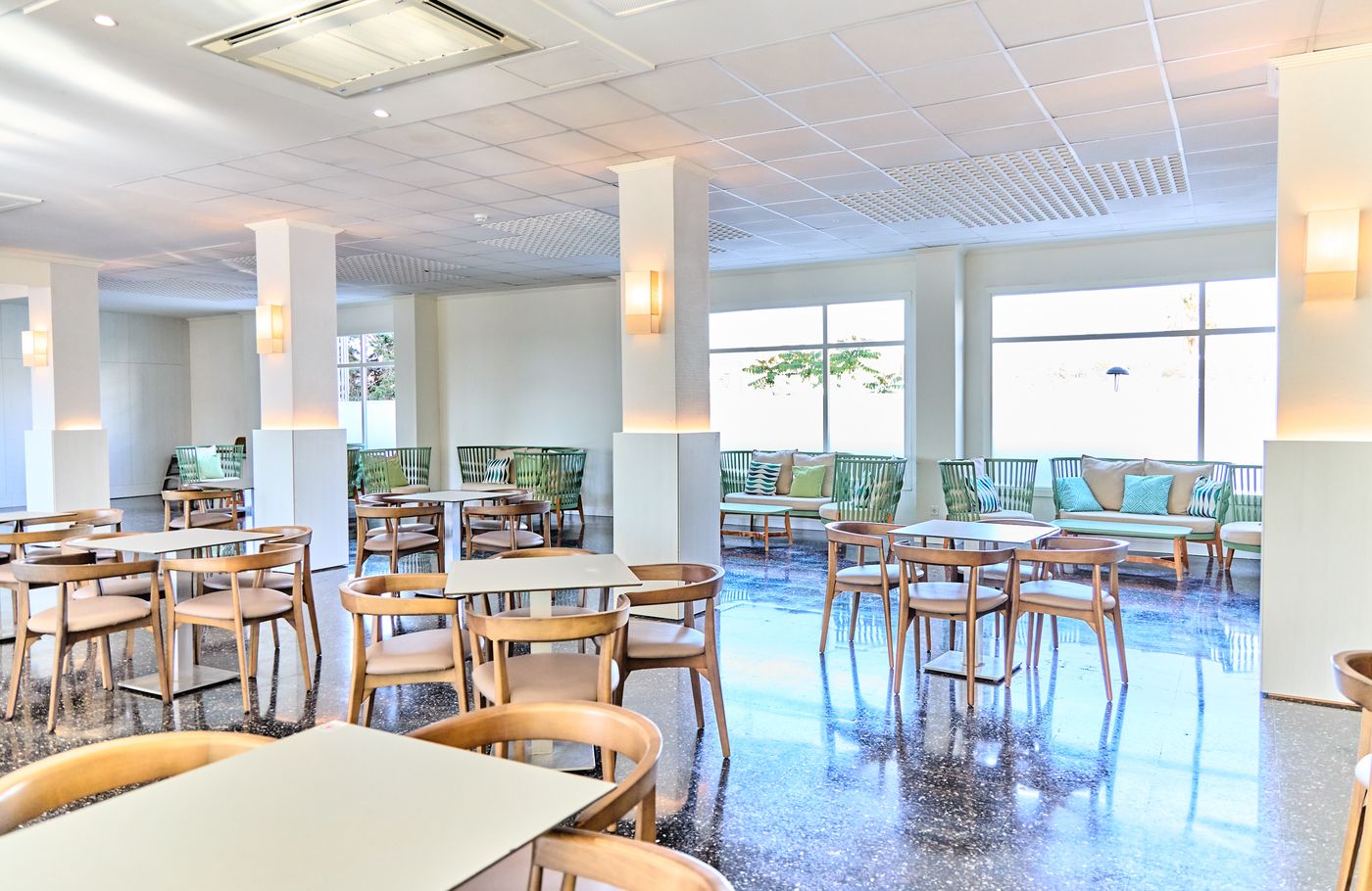 Leonardo-Royal-Hotel-Ibiza-Santa-Eulalia-Bar-41