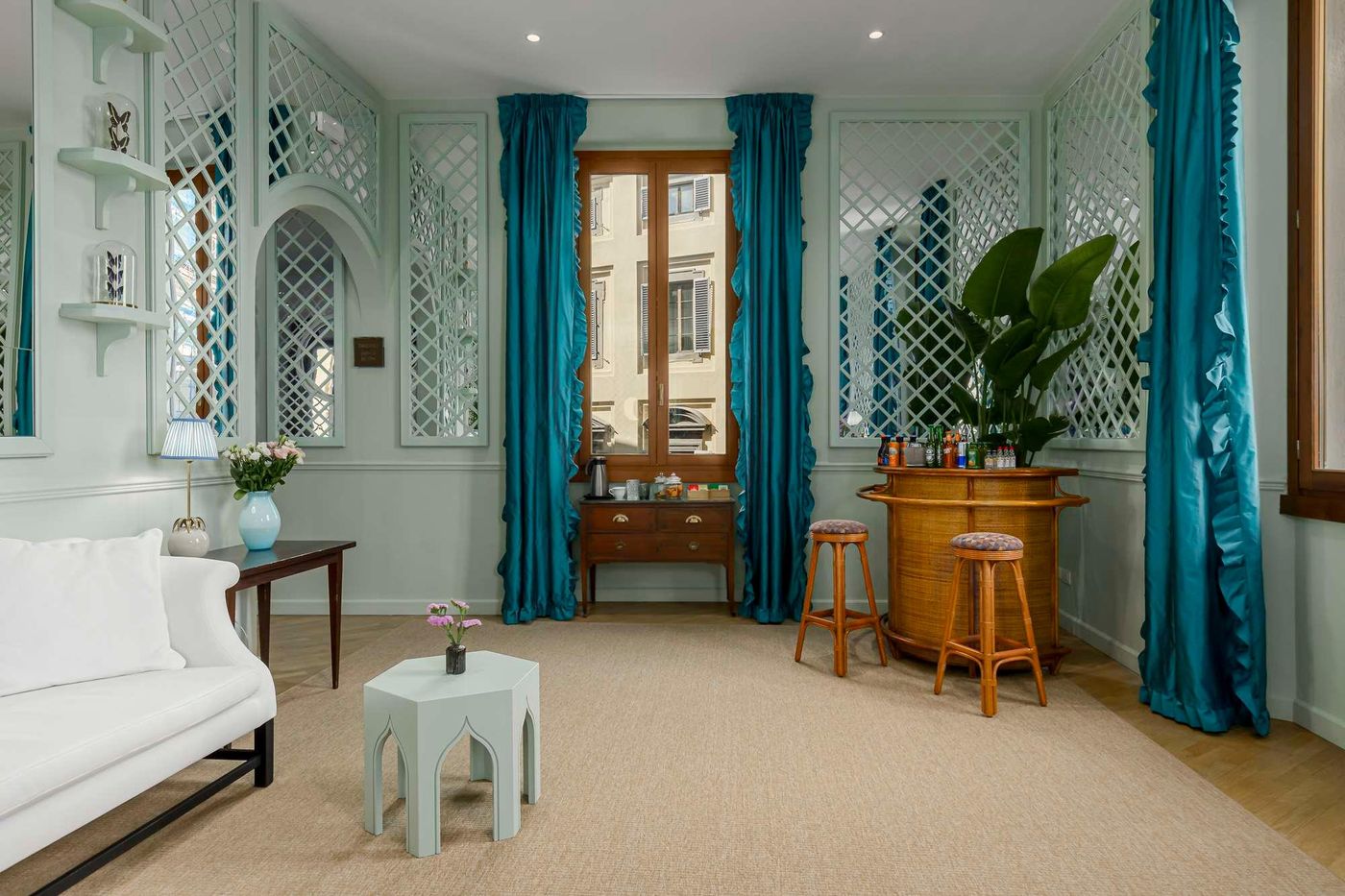 Room-Mate-Isabella-Bar-15