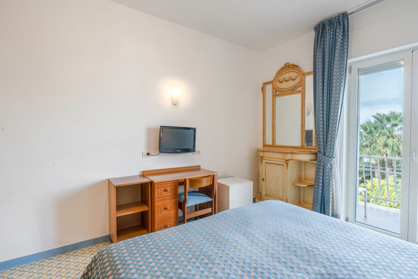 Eliseo-Park-s-Room-14