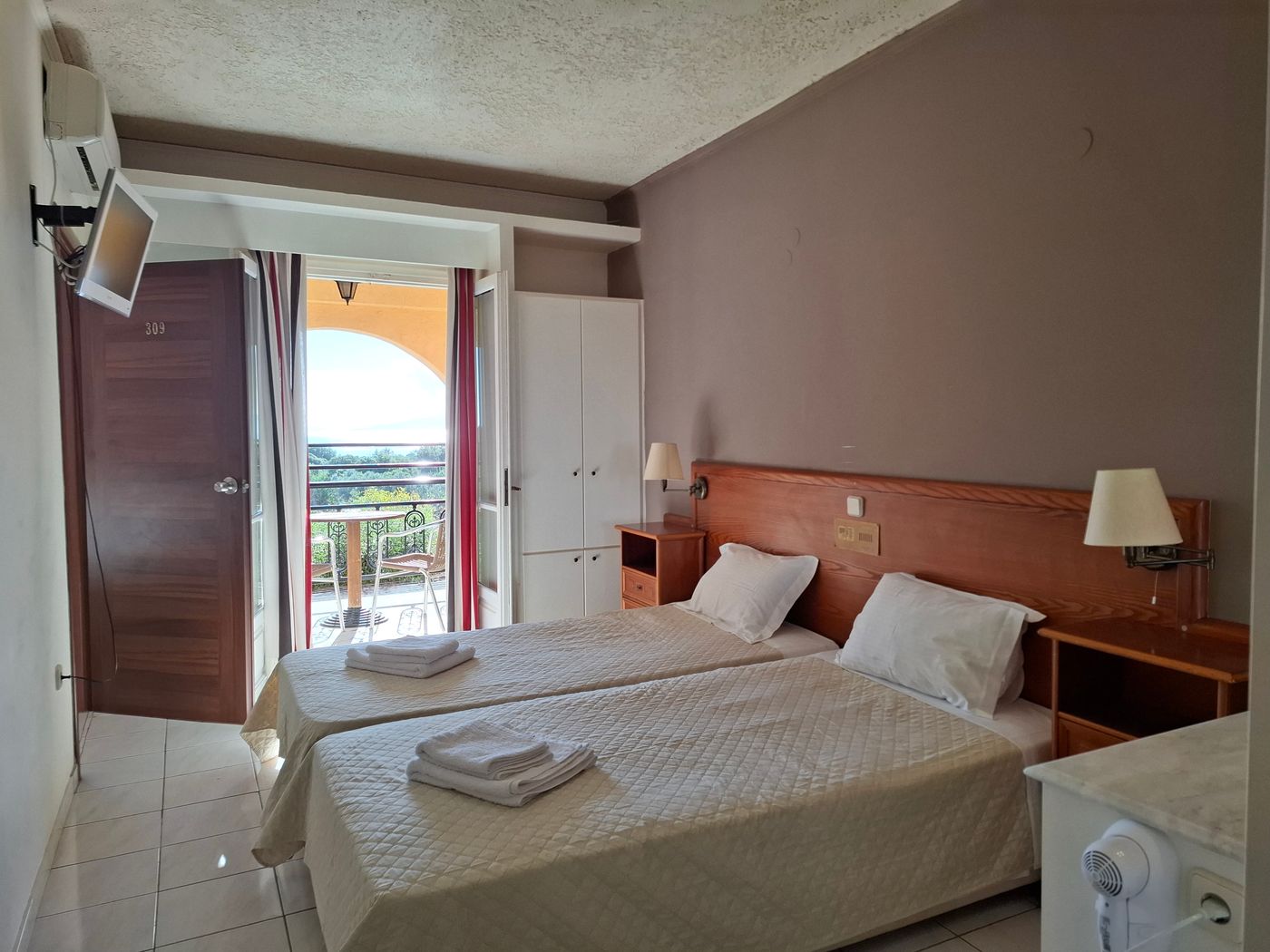 Hotel-Sunrise-Inn-Room-31