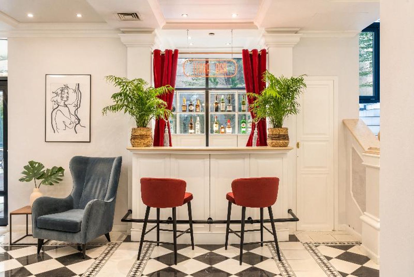 Queen's Court Hotel and Residence