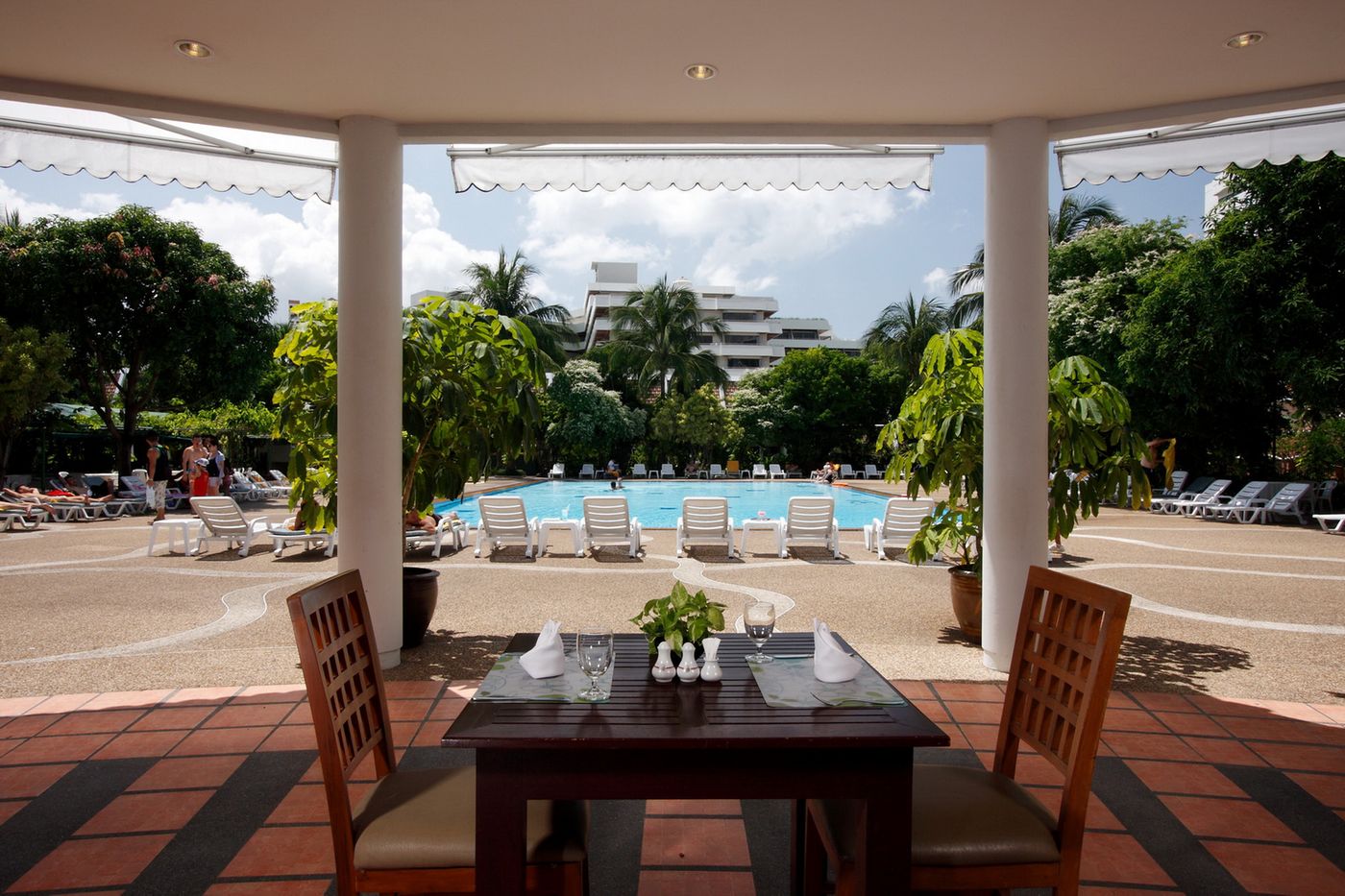 Patong-Resort--SHA-Extra-Plus--Restaurant-13