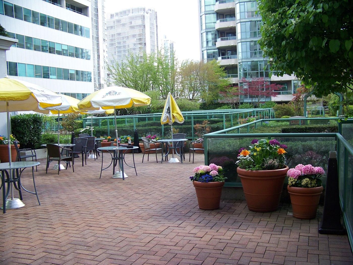 Rosedale-On-Robson-Suites-Hotel-Terrace-42