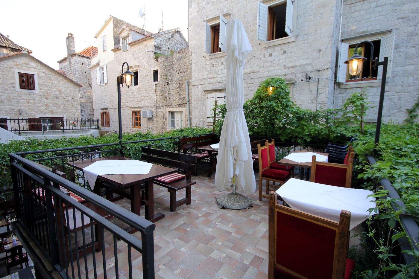 HOTEL-TRAGOS-Restaurant-1