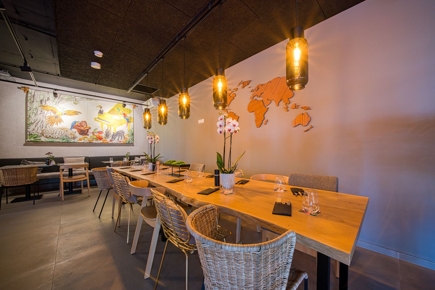 Ninetynine-Amsterdam-Airport--Trademark-Collection-Restaurant-38