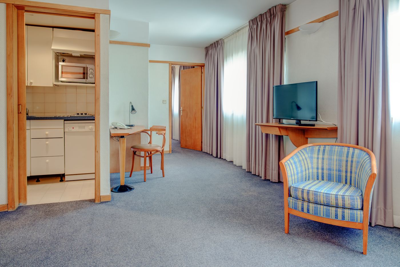 VIP-Executive-Suites-Eden-Room-7