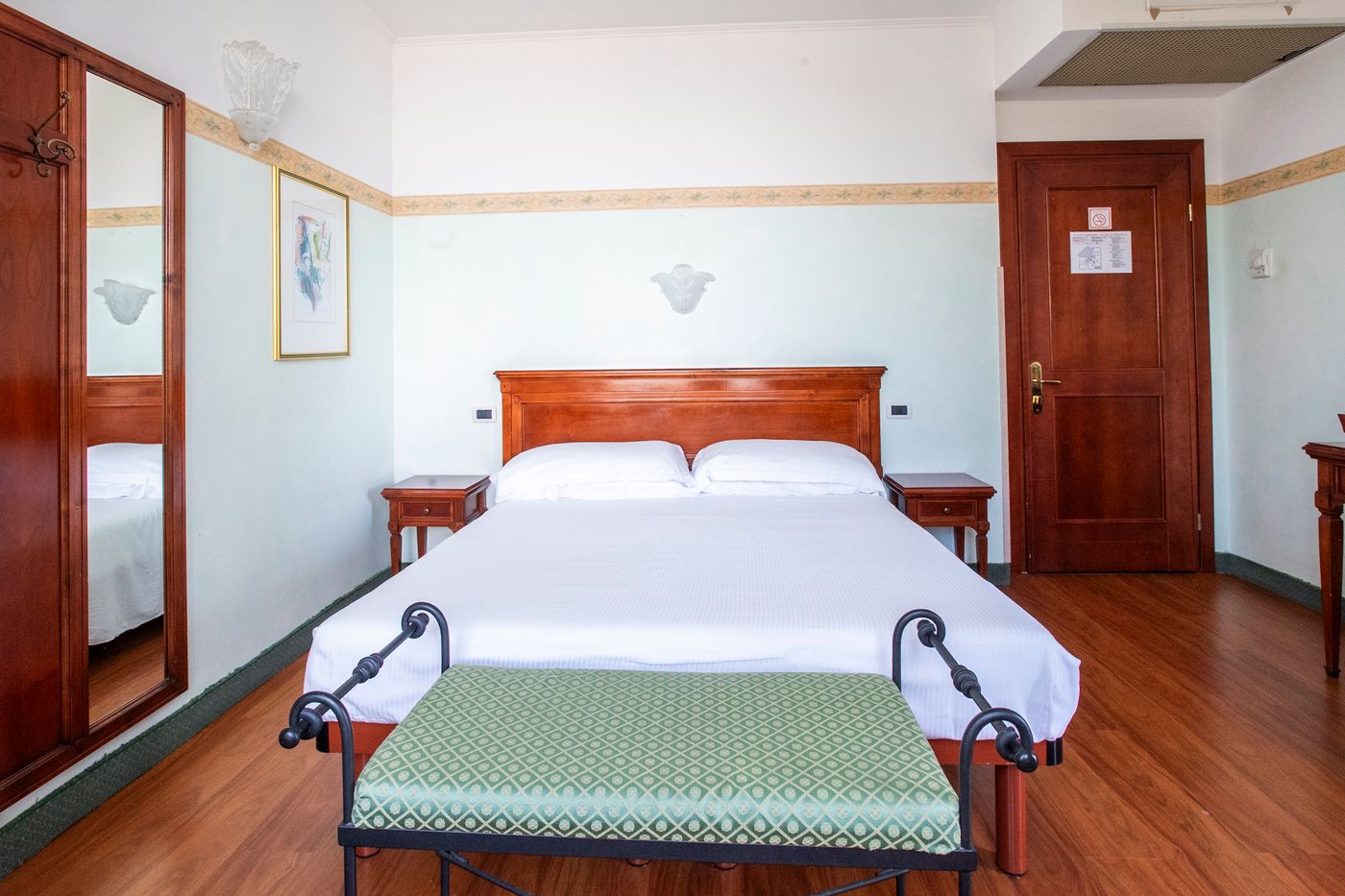 Russo-Palace-Room-15