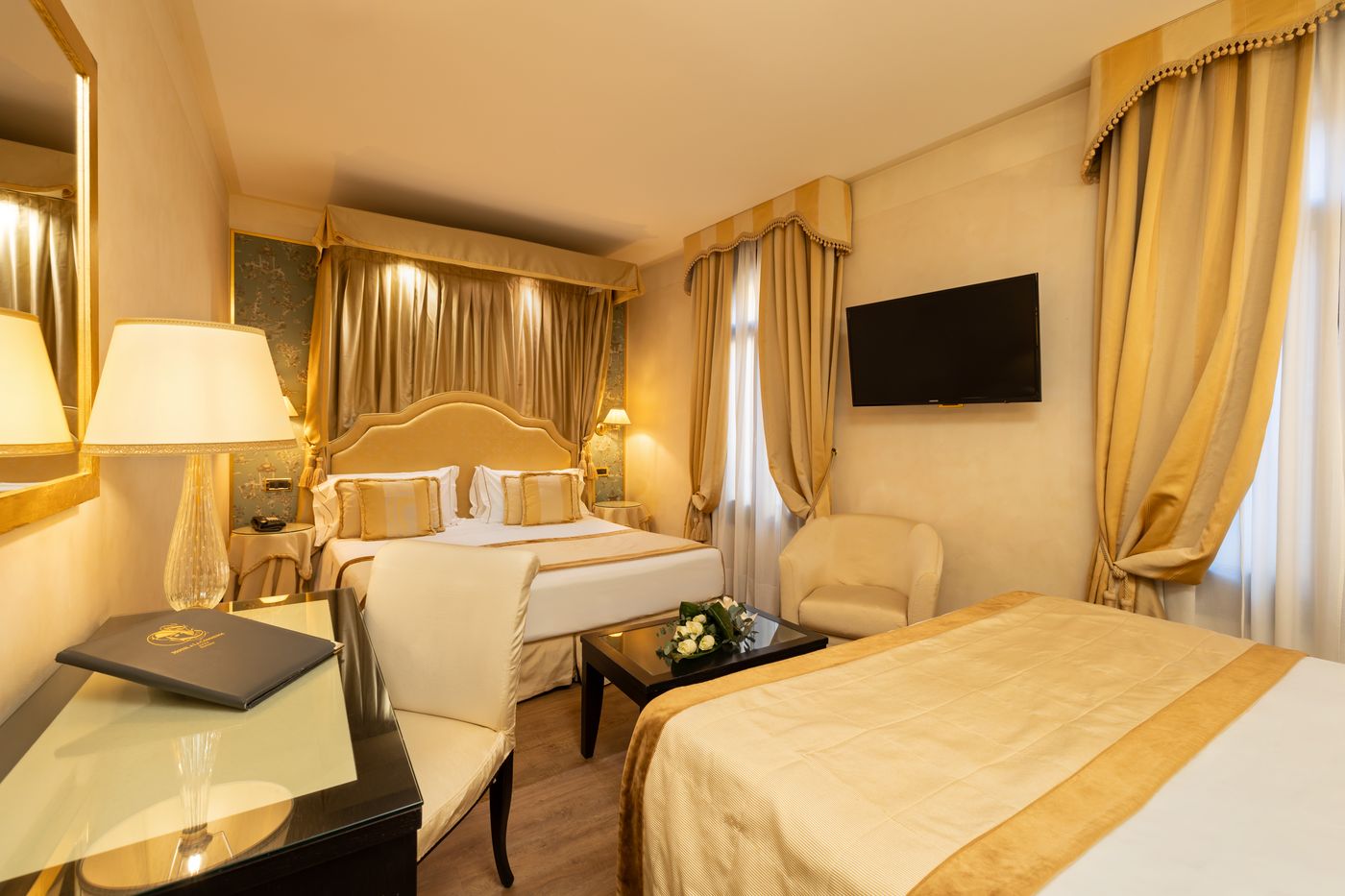 A-La-Commedia-Room-7