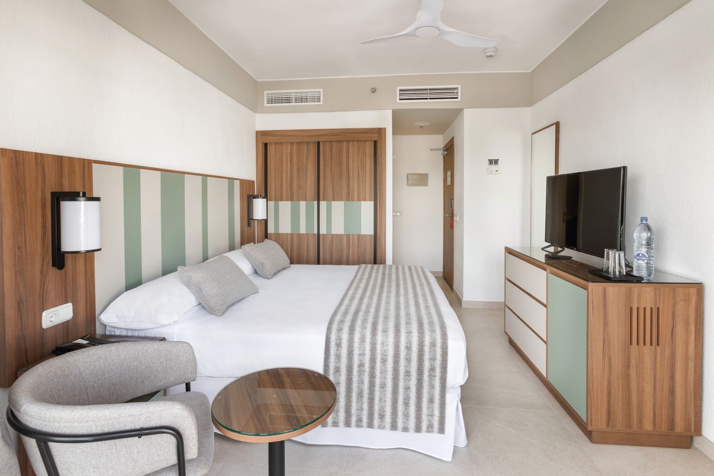 Club-Hotel-Riu-Paraiso-Lanzarote-Resort-Room-24