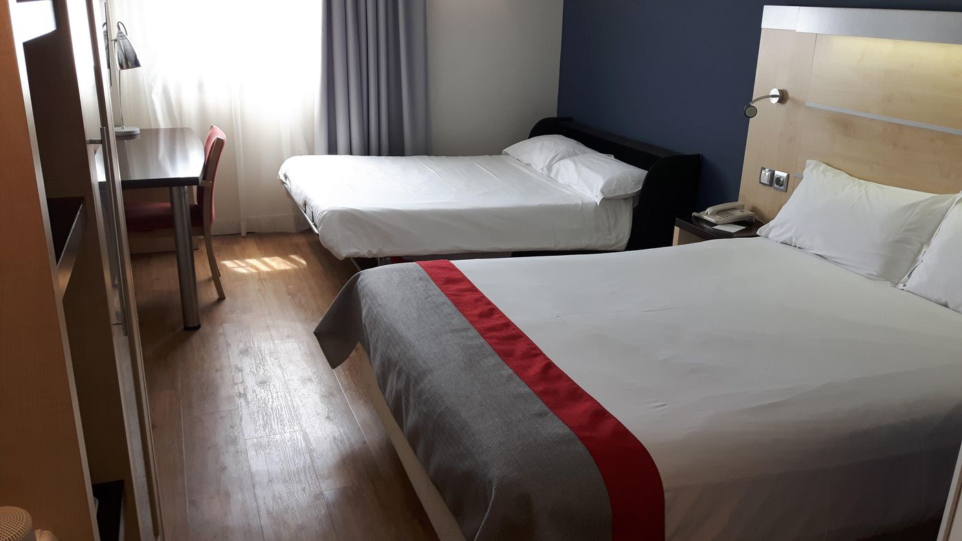 Holiday-Inn-Express-Malaga-Airport-Room-8