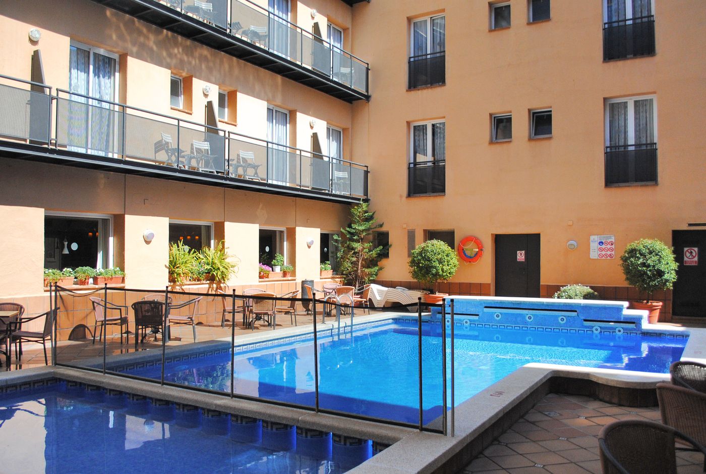 URH-Tossa-de-Mar-Pool-2