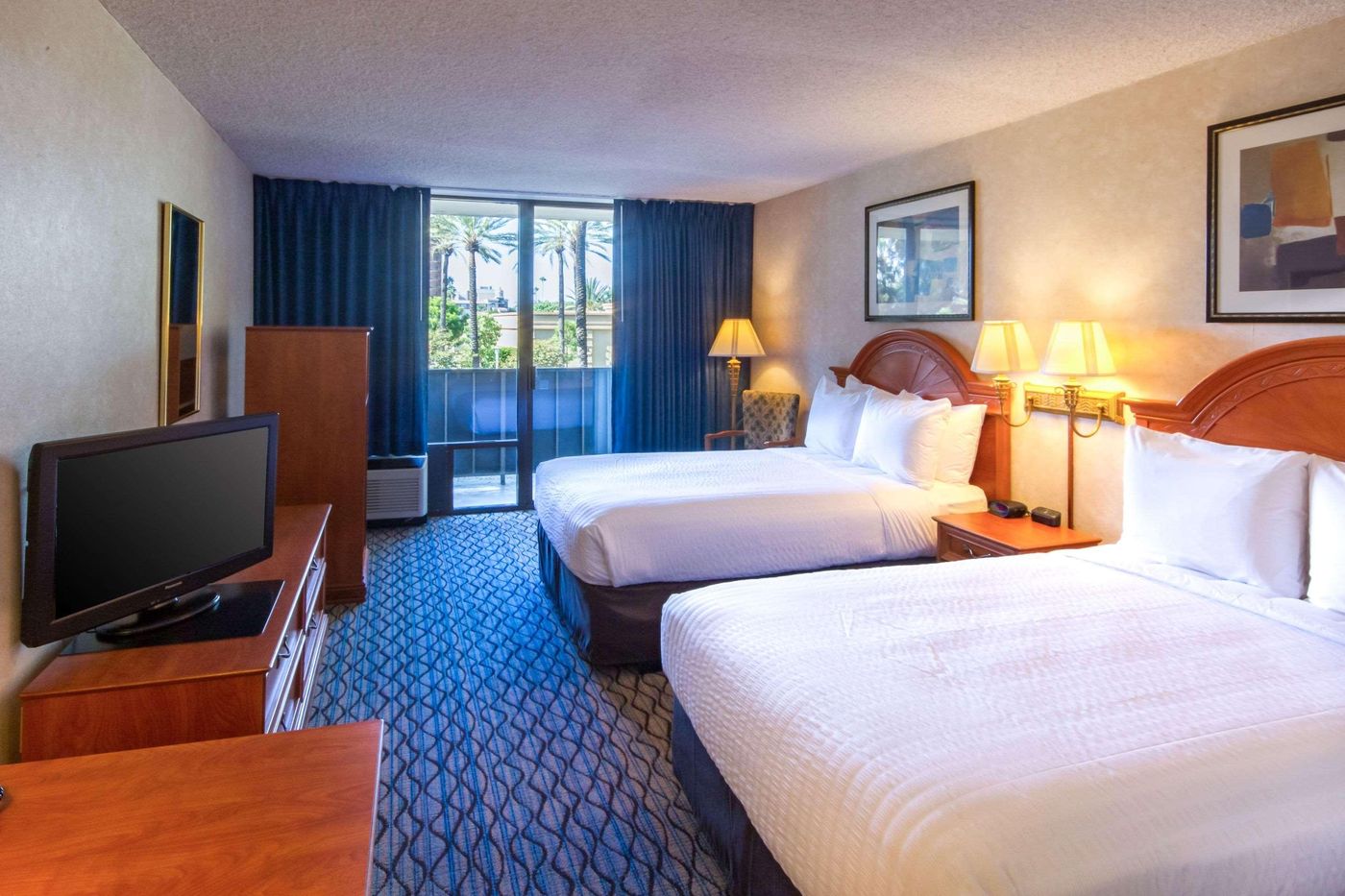 Clarion-Hotel-Anaheim-Resort-Room-39