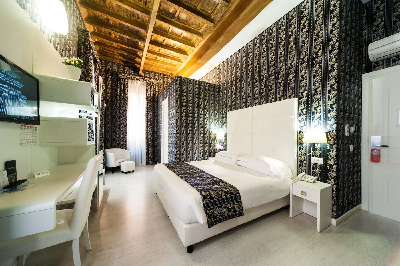 Relais-Trevi-95-Boutique-Hotel-Room-11