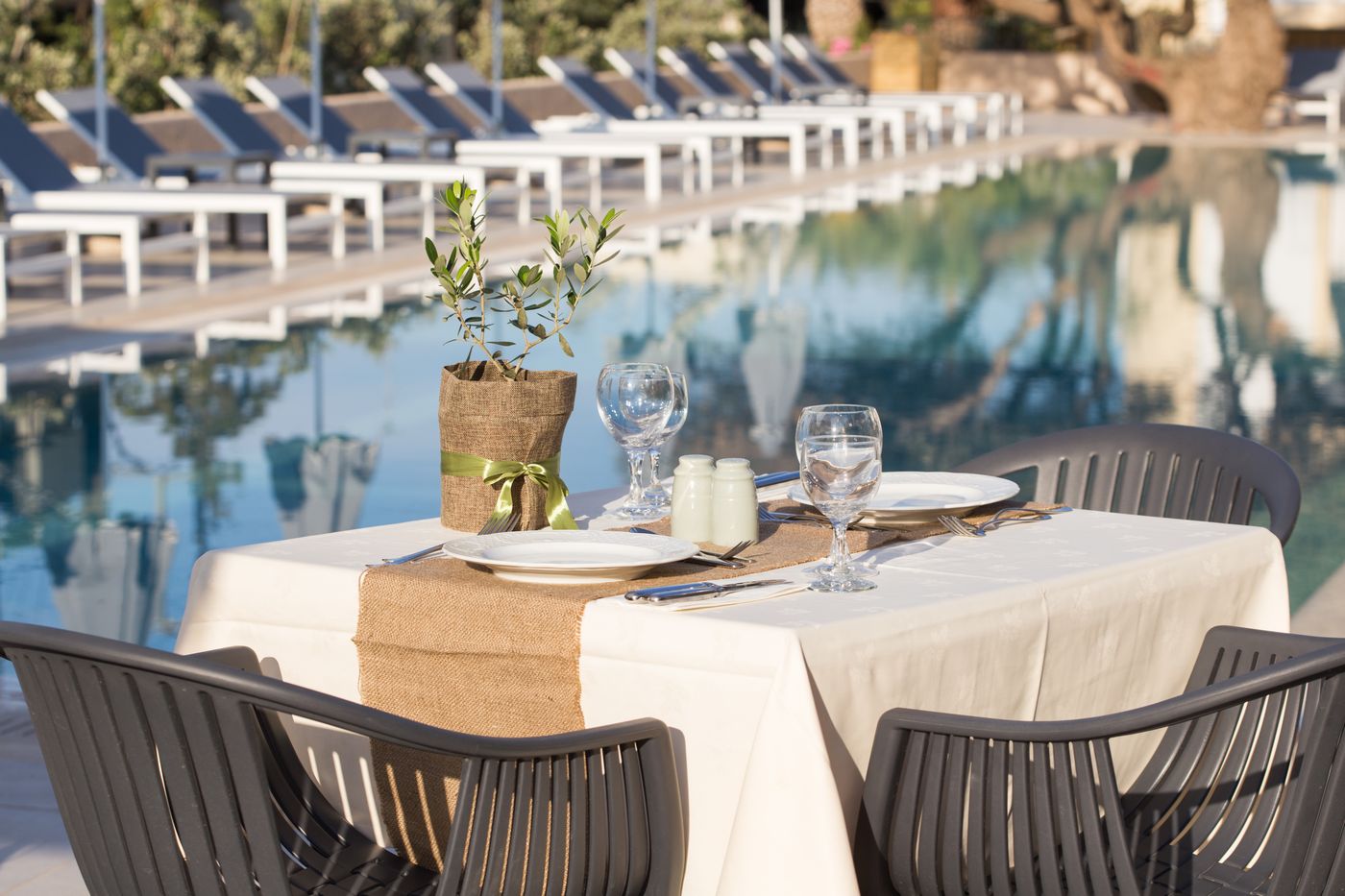 Sundance-Apartments---Suites-Pool-15