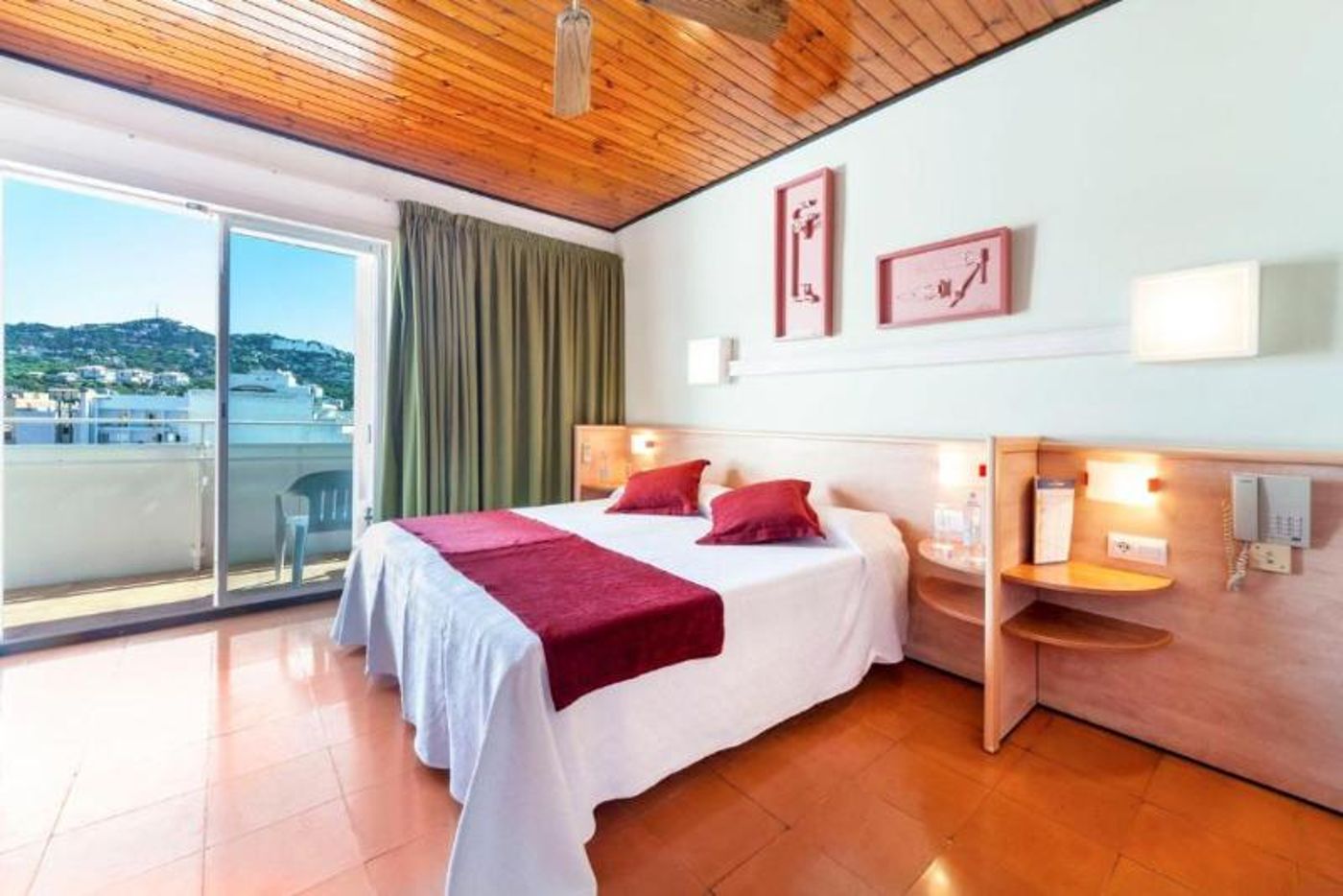 Xaine Park - Double or Twin Bed Room