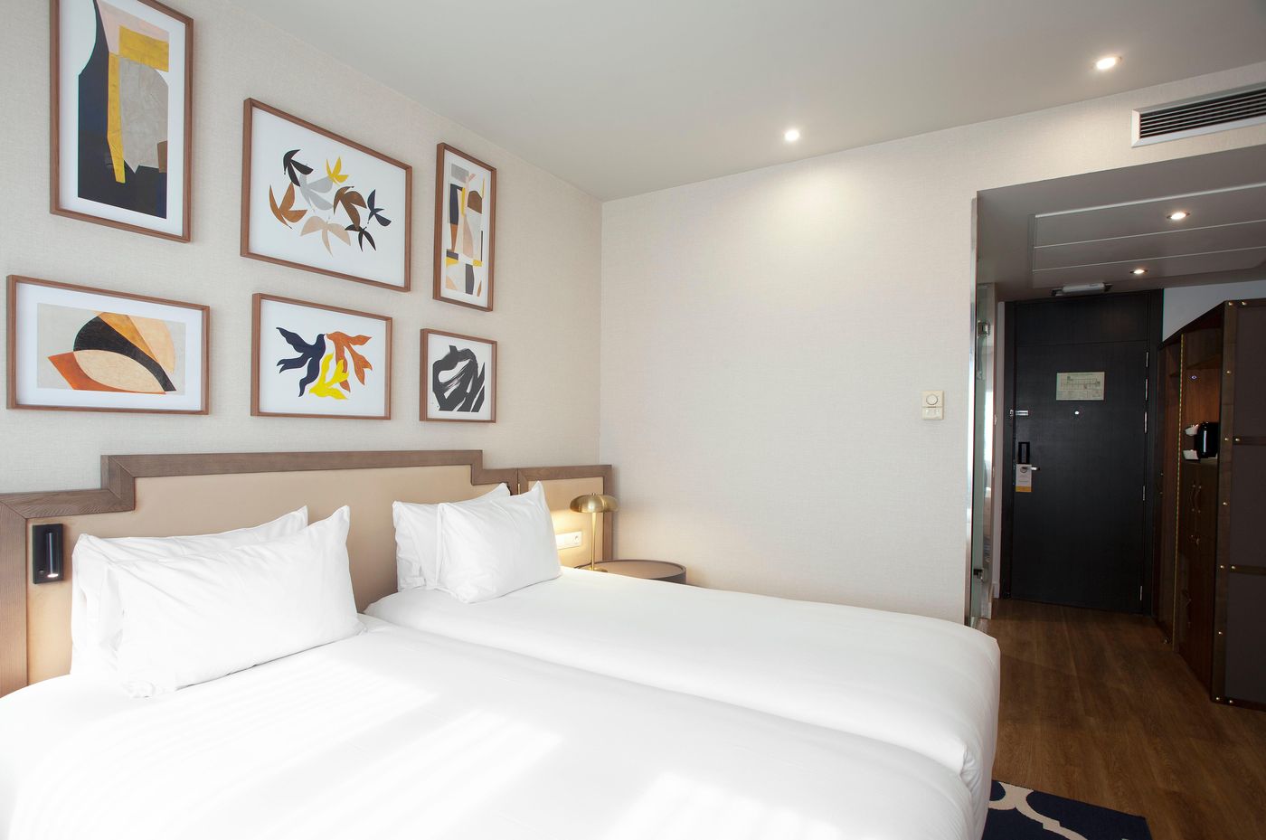 Holiday-Inn-Madrid-Las-Tablas-Room-19