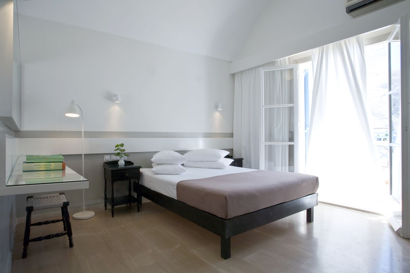 Kamari-Beach-Room-19