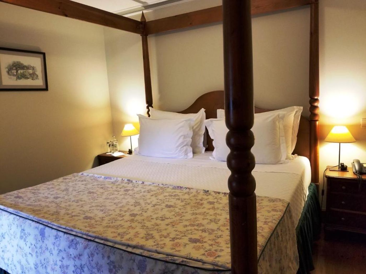 Lawrence-s-Hotel-Room-26