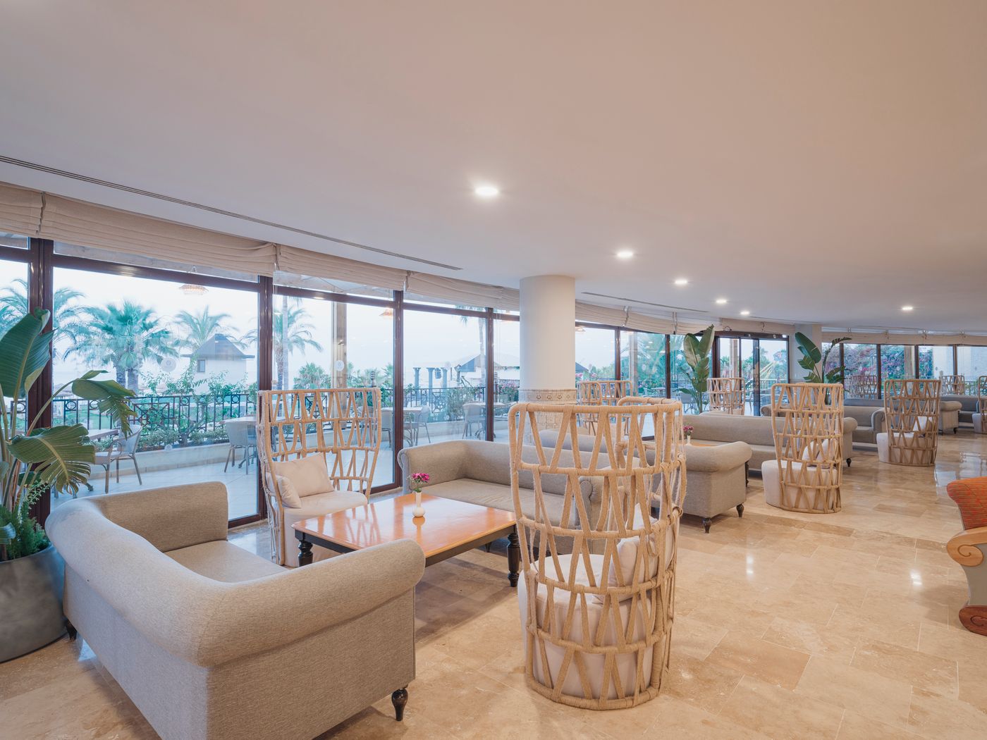 Selectum-Family-Comfort-Side-Lobby-53