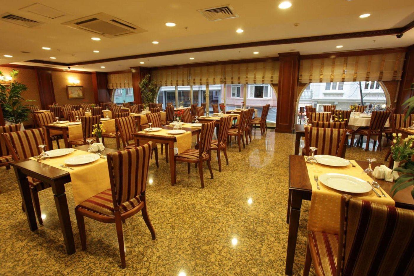 Golden-Park-Restaurant-38