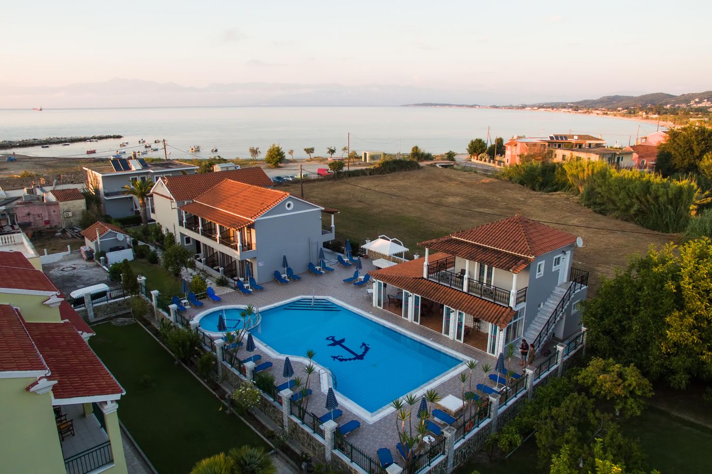 Makis Studios & Apartments