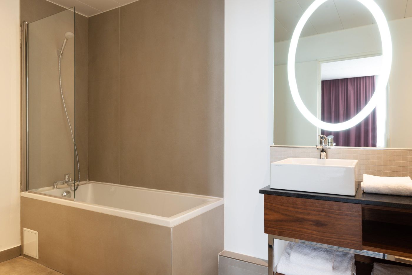 Crowne-Plaza-Paris-Republique-Room-42