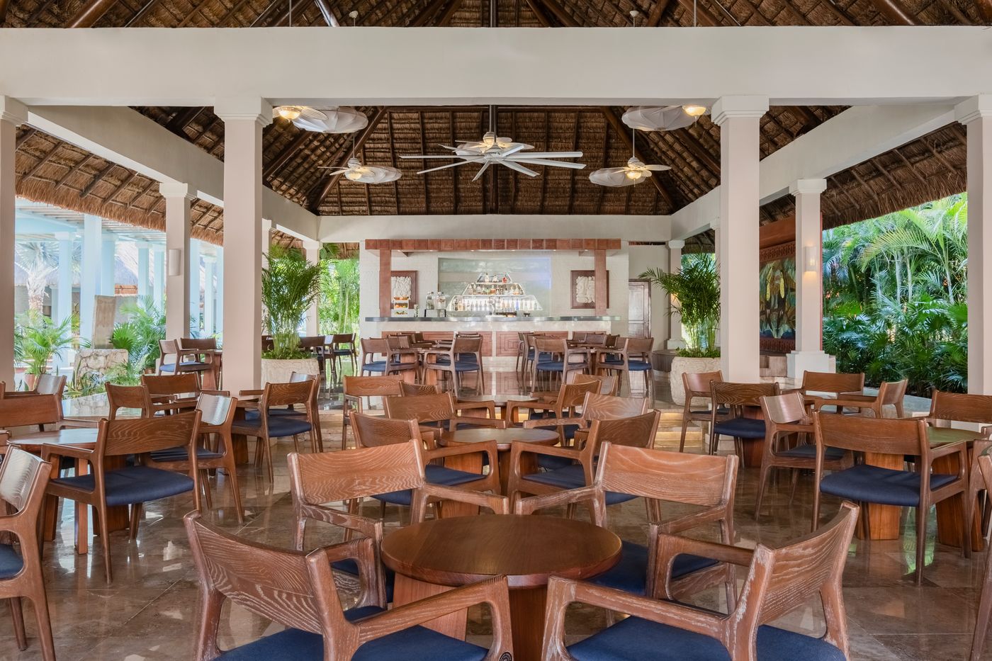 Iberostar-Waves-Tucan-Bar-46