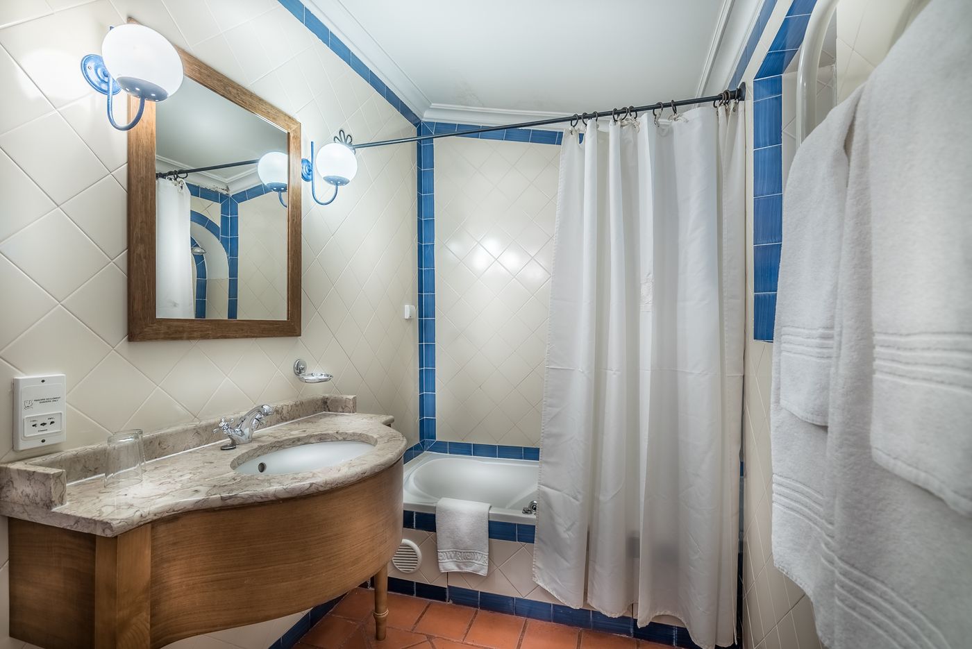 Lawrence-s-Hotel-Room-29