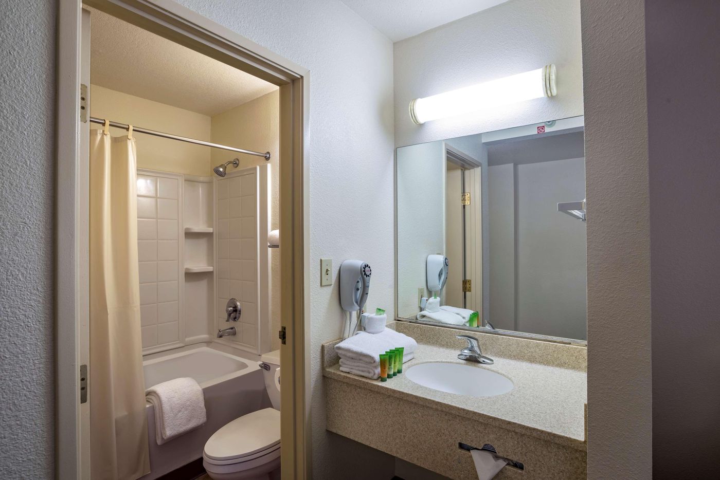 The-Strat-Hotel--Casino---Tower-Room-49