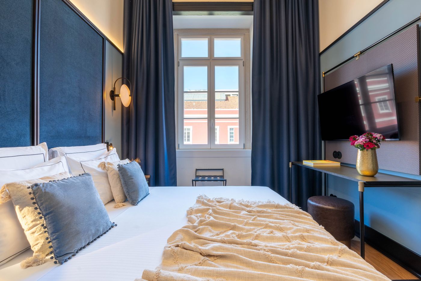 The-Editory-Riverside-Santa-Apolonia-Hotel-Room-25