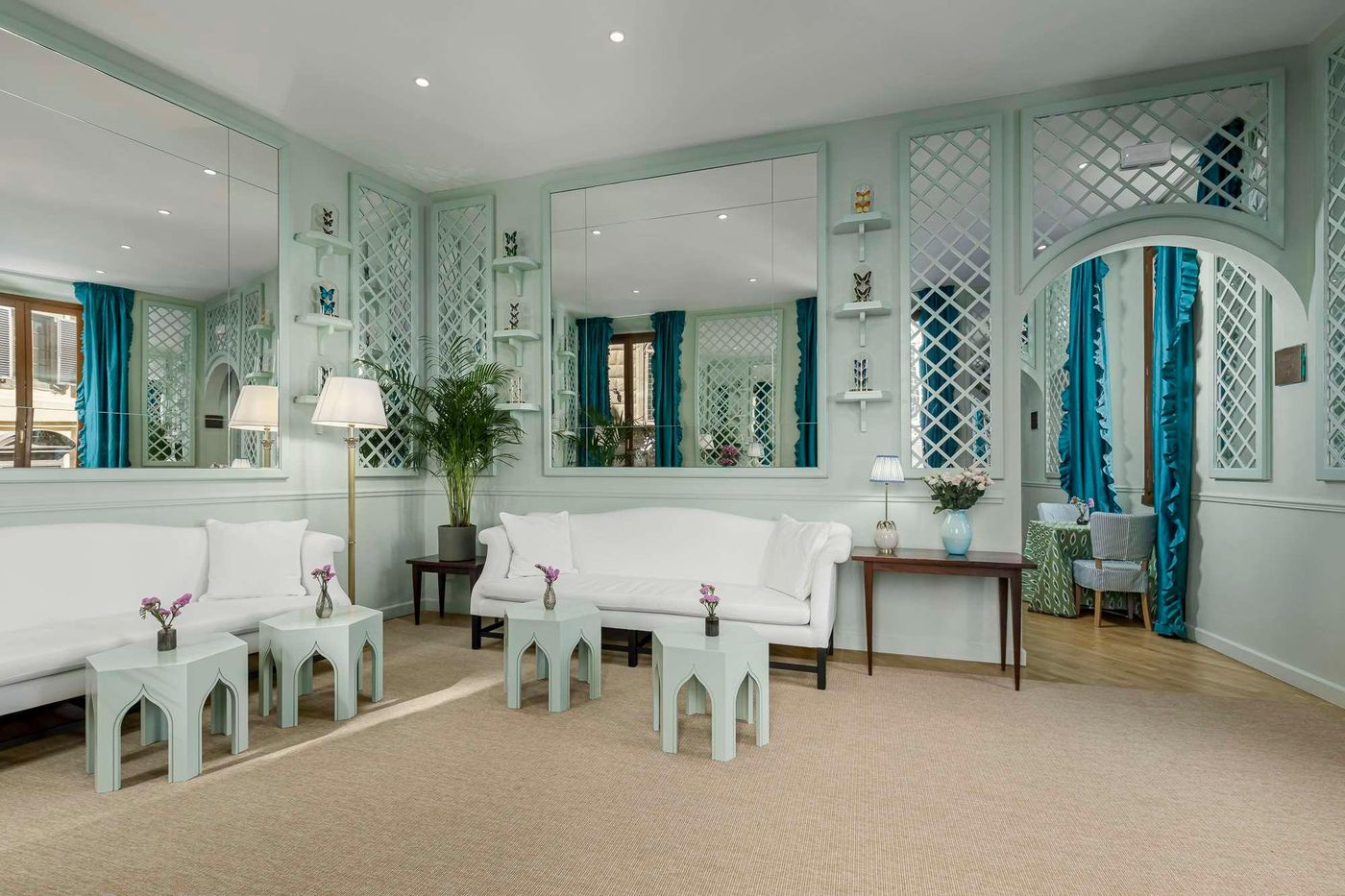 Room-Mate-Isabella-Bar-12