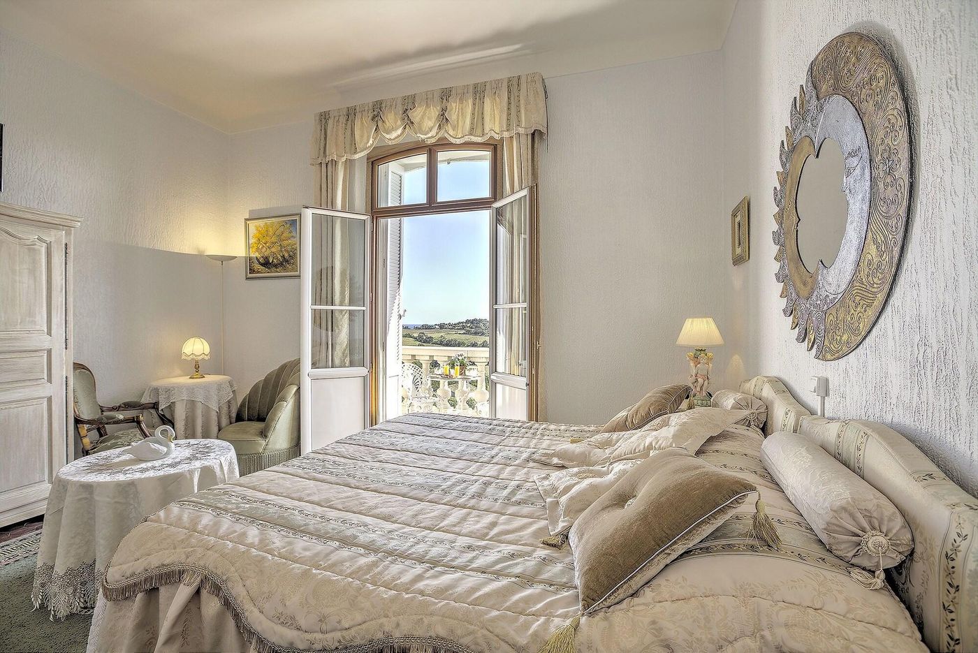 Chateau-de-Mei-Lese-Room-45