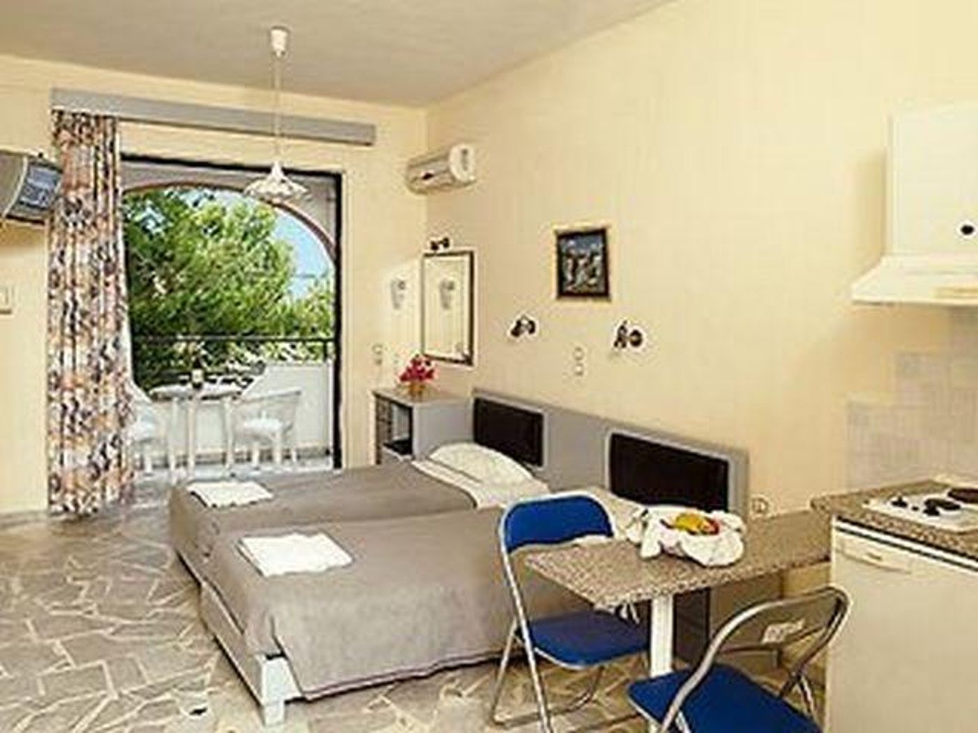 Zorbas Apartments and Studios