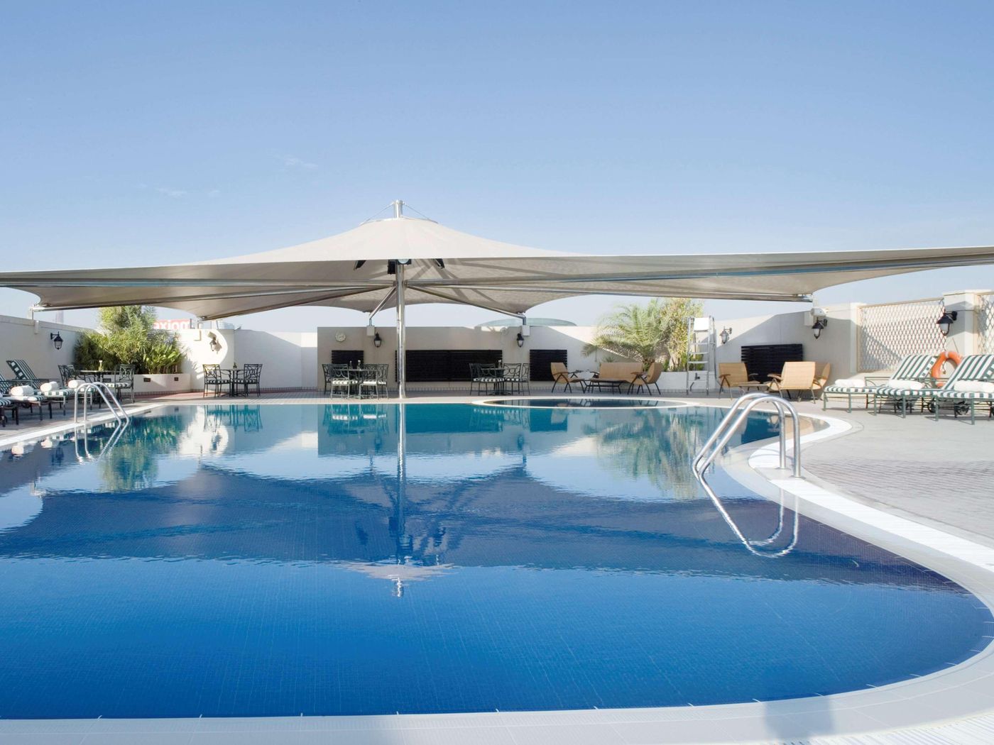 Movenpick-Bur-Dubai-Pool-4