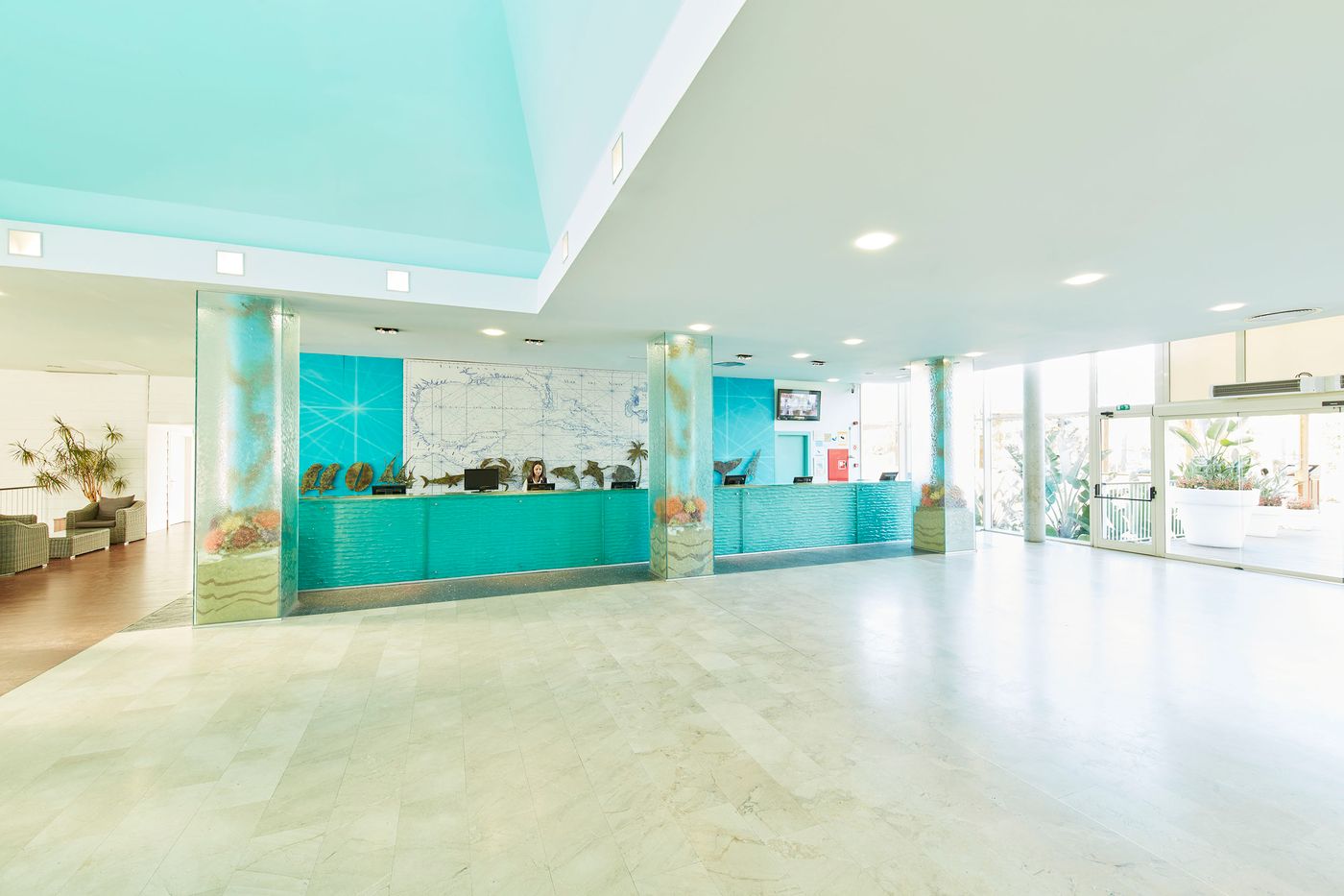 PortAventura-Hotel-Caribe---Theme-Park-Lobby-37