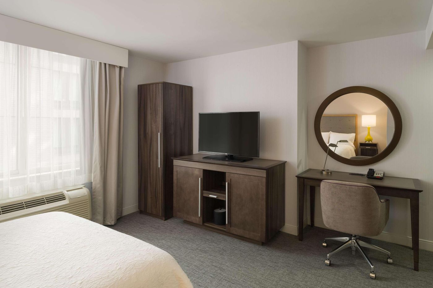Hampton-Inn-Manhattan-Times-Square-South-Room-13