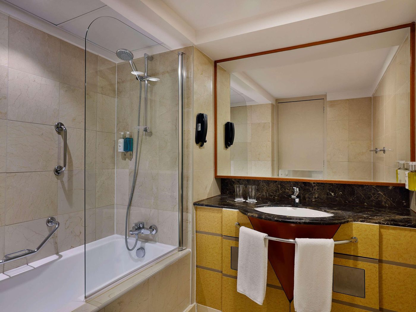 Queen-Elizabeth-2-Hotel-Room-44