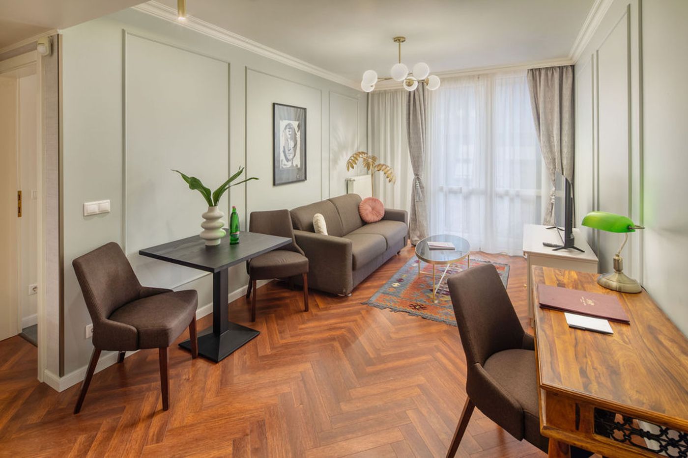 Queen's Court Hotel and Residence