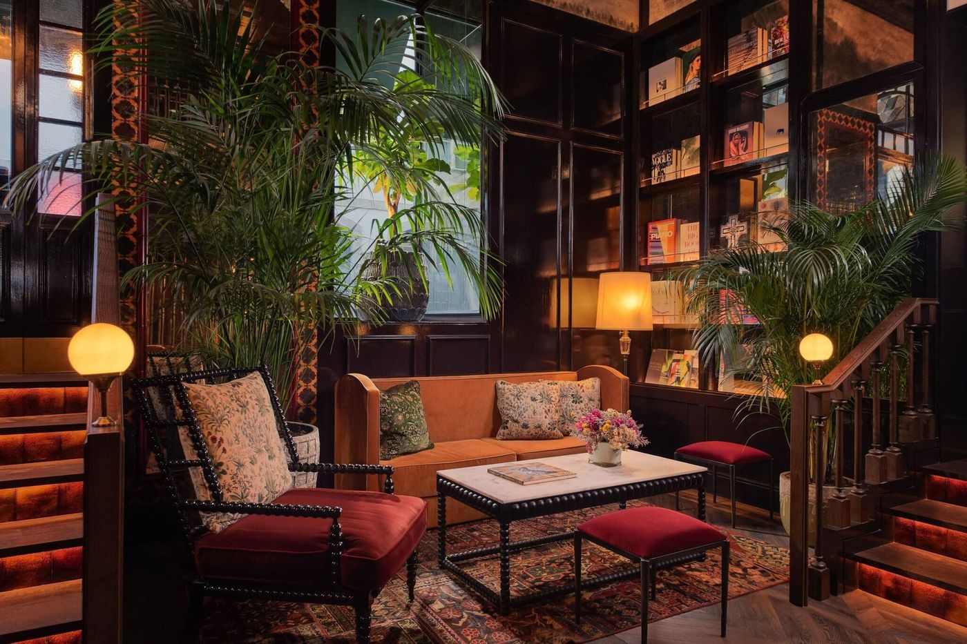 The-Ivens-Autograph-Collection-Lobby-6