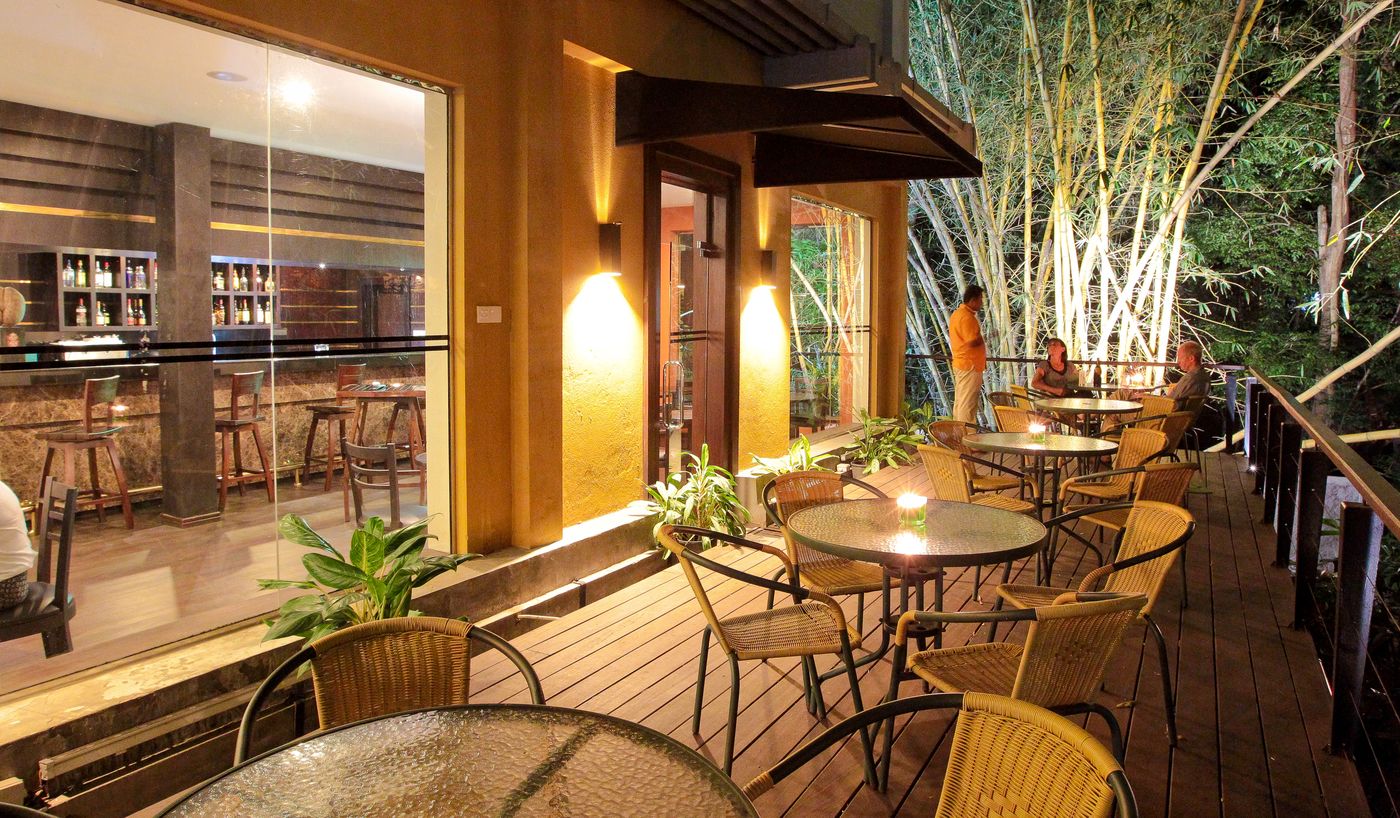 Grand-Udawalawe-Safari-Resort-Bar-11