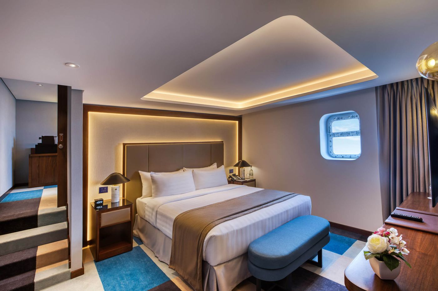 Queen-Elizabeth-2-Hotel-Room-20