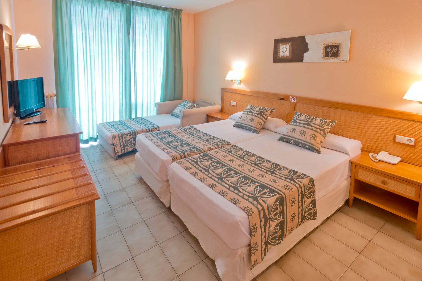 Oasis-Tossa-Room-18
