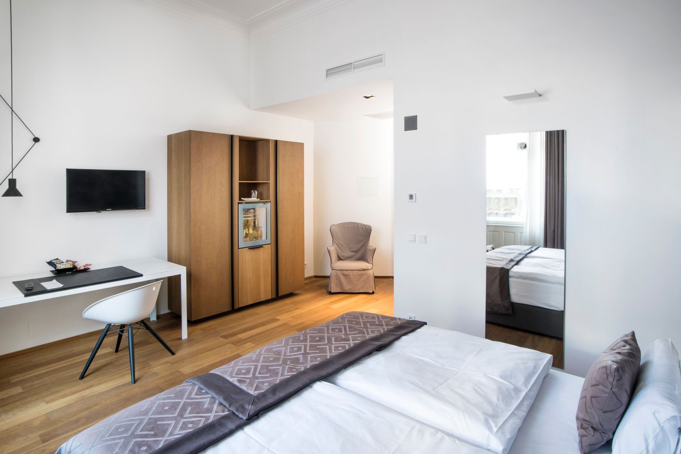 Golden-Crown-Room-18