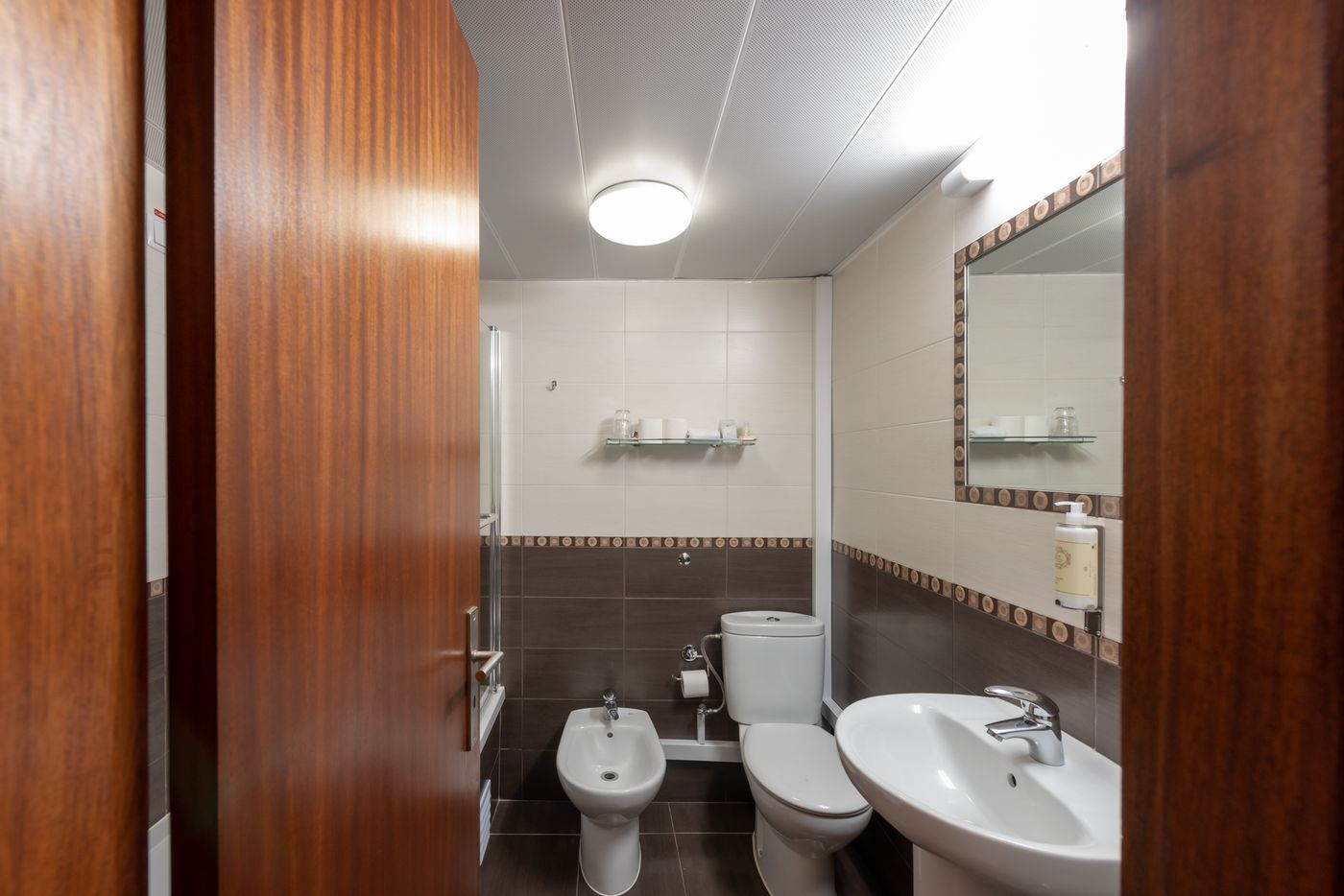 Dinya-Lisbon-Hotel---Lounge-Bar-Room-31