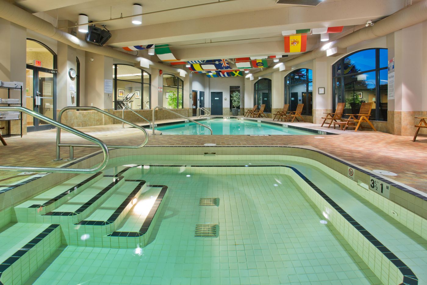 Holiday-Inn---Suites-North-Vancouver-Pool-26