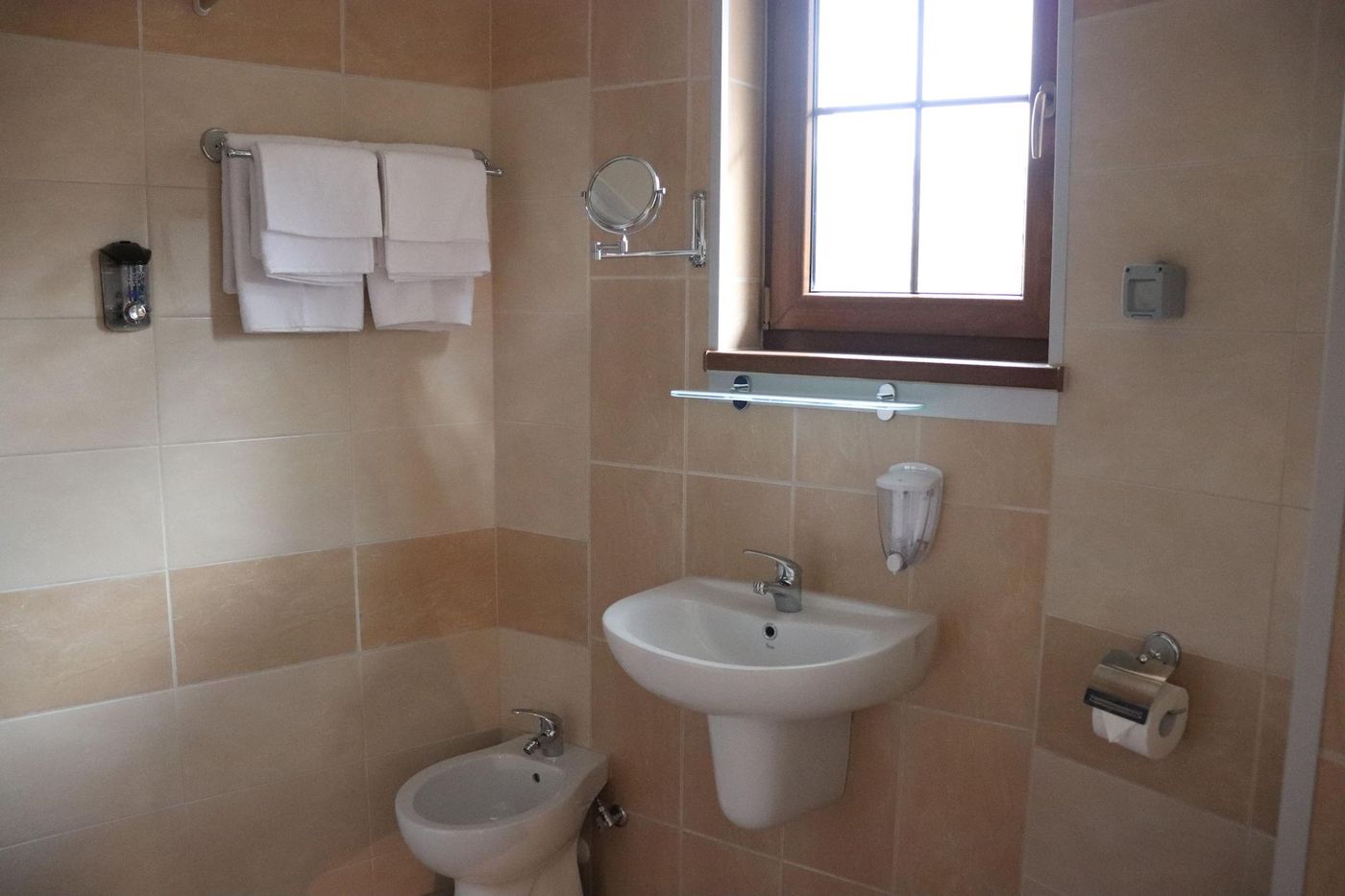 Roots-Hotel---Wine-Bar-Room-11