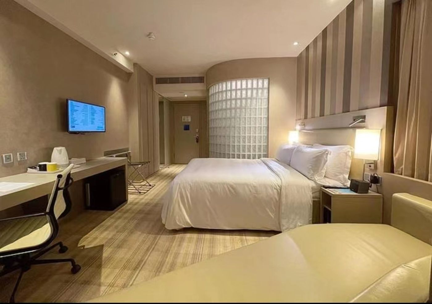 Holiday-Inn-Express-Hong-Kong-Mongkok-Room-20